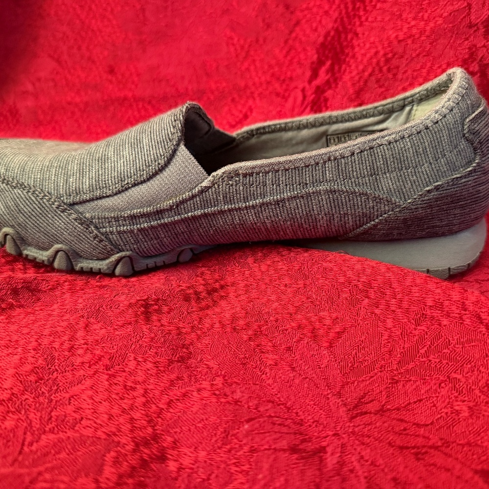 Skechers Gray Canvas Slip on Shoes in a size 8.5 - Picture 3 of 10
